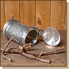 Zinnkrug mit Rosenholzast Zinnkrug mit Rosenholzast