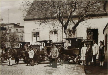 Oma und Opa Spaller mit ihren Töchtern Else und Lucie 